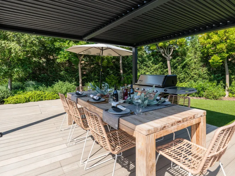 Presenting this modern five bedroom villa on the New Golden Mile, set minutes from the coast and close to Puerto Banús and Marbella. The home has a southeast orientation for natural light and open views, and it offers full privacy. The layout is spacious 