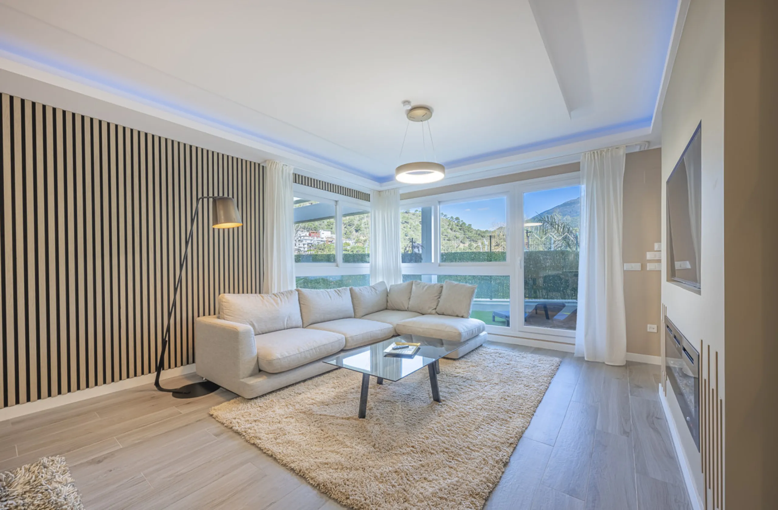 Elegant ground floor apartment with a fantastic 61 m² private garden, located in the modern Riverside residential complex in the prestigious Benahavis area, is ideal place for living or investment. The surrounding area offers playgrounds, padel,football a