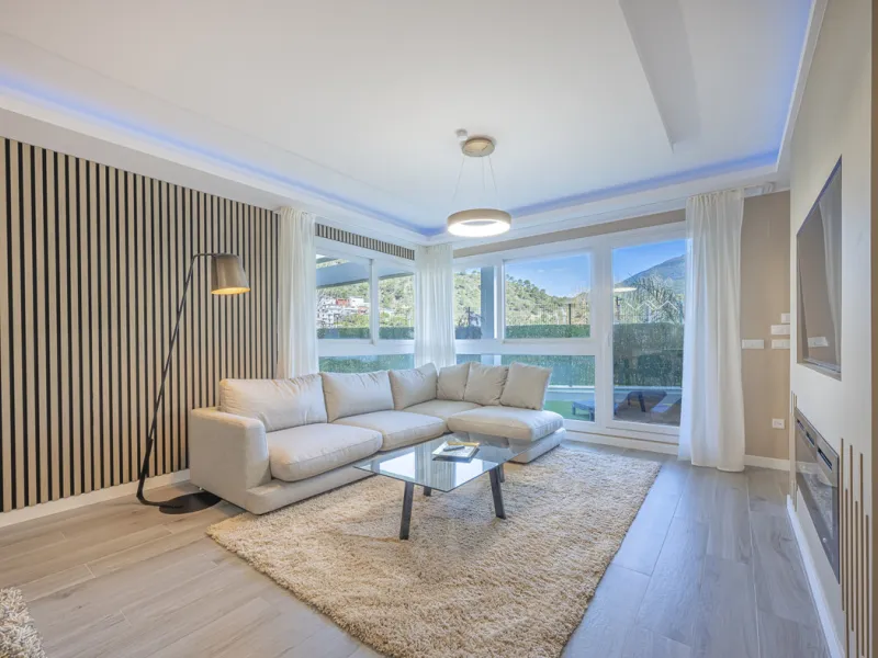 Elegant ground floor apartment with a fantastic 61 m² private garden, located in the modern Riverside residential complex in the prestigious Benahavis area, is ideal place for living or investment. The surrounding area offers playgrounds, padel,football a