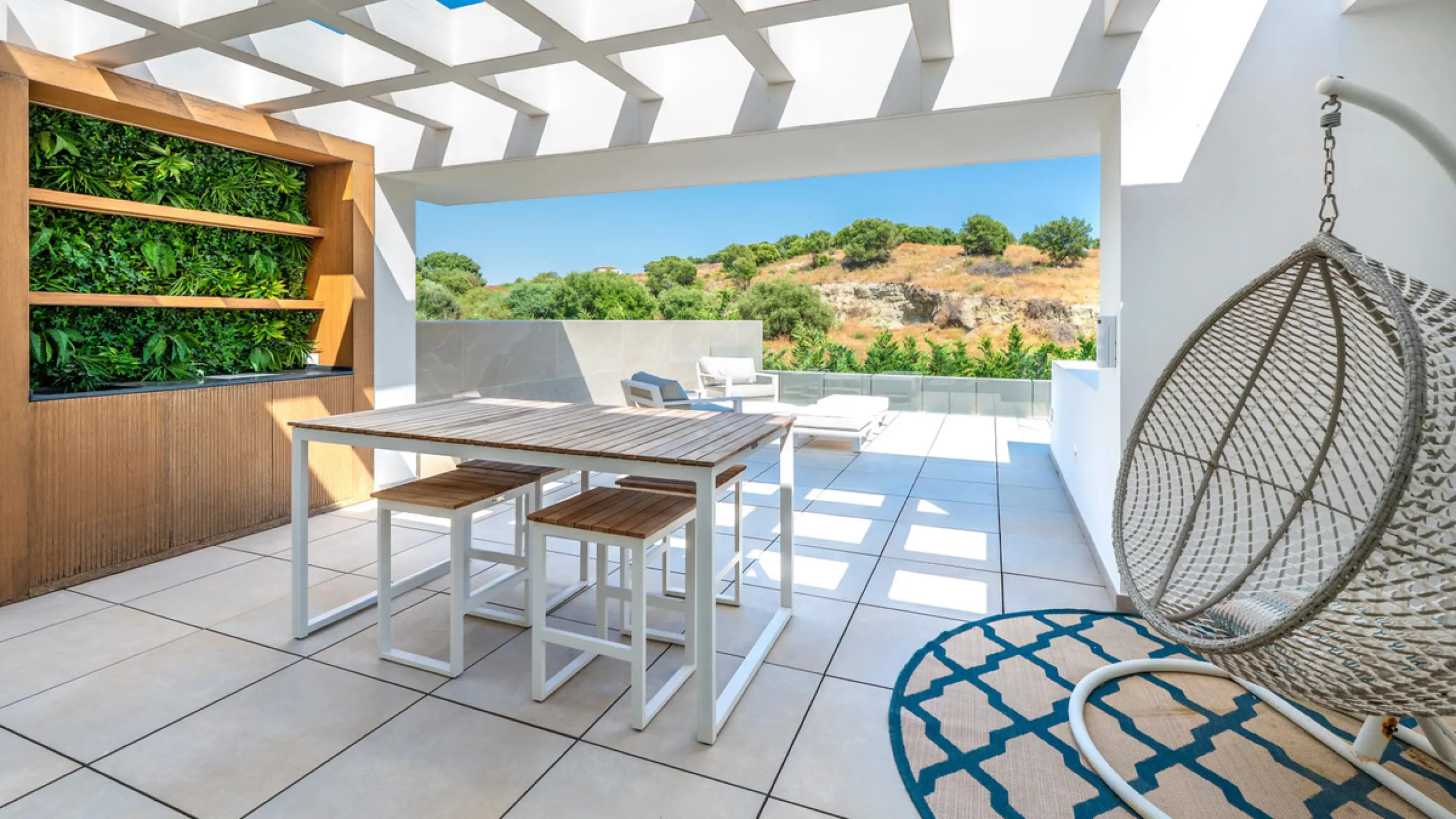 Presenting this modern five bedroom villa on the New Golden Mile, set minutes from the coast and close to Puerto Banús and Marbella. The home has a southeast orientation for natural light and open views, and it offers full privacy. The layout is spacious 