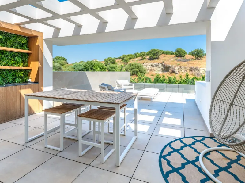 Presenting this modern five bedroom villa on the New Golden Mile, set minutes from the coast and close to Puerto Banús and Marbella. The home has a southeast orientation for natural light and open views, and it offers full privacy. The layout is spacious 