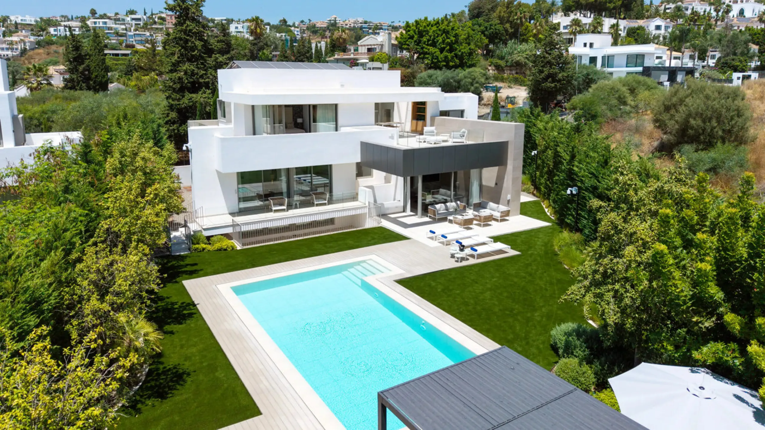 Presenting this modern five bedroom villa on the New Golden Mile, set minutes from the coast and close to Puerto Banús and Marbella. The home has a southeast orientation for natural light and open views, and it offers full privacy. The layout is spacious 