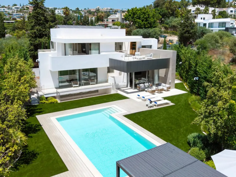 Presenting this modern five bedroom villa on the New Golden Mile, set minutes from the coast and close to Puerto Banús and Marbella. The home has a southeast orientation for natural light and open views, and it offers full privacy. The layout is spacious 