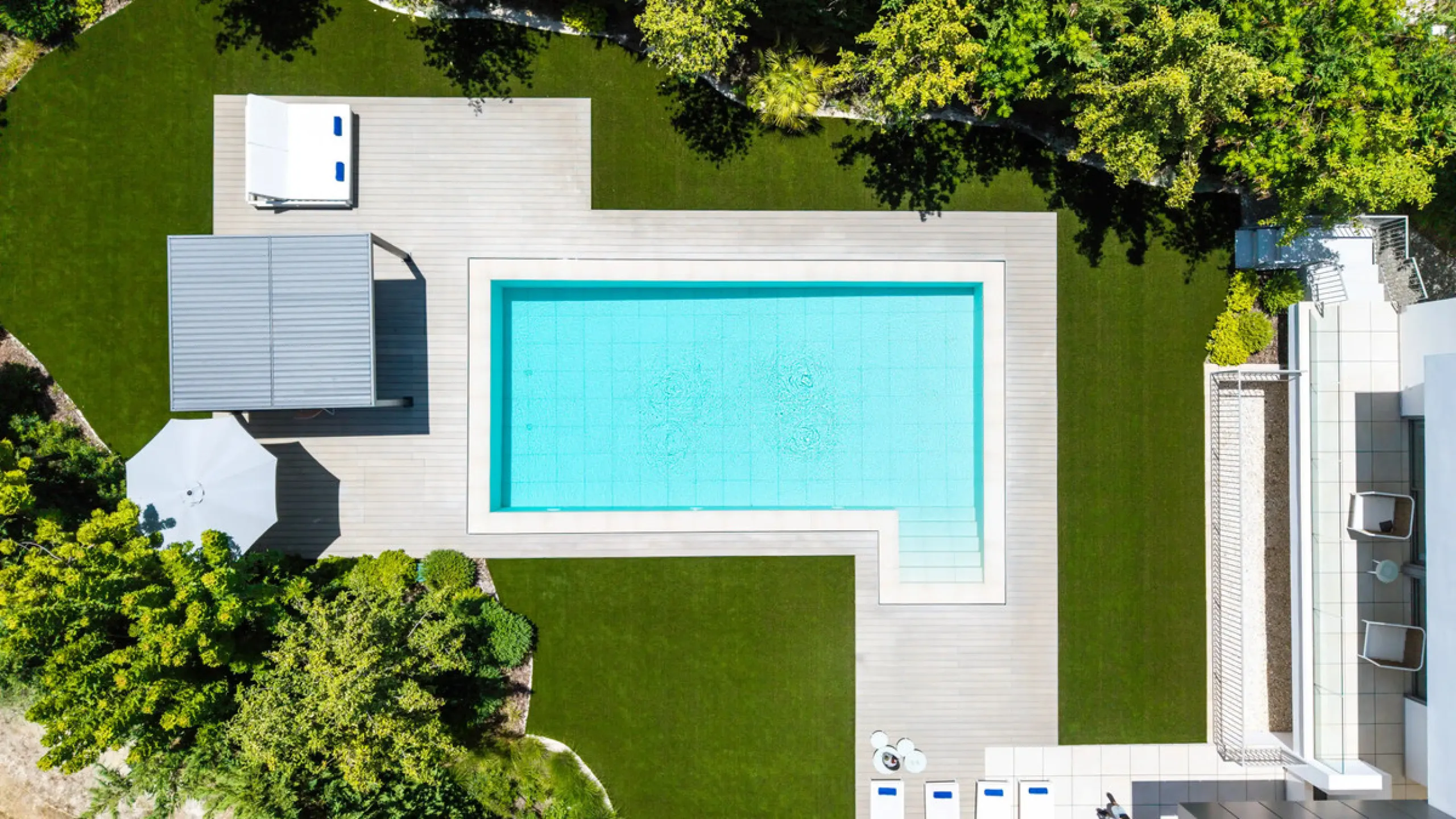 Presenting this modern five bedroom villa on the New Golden Mile, set minutes from the coast and close to Puerto Banús and Marbella. The home has a southeast orientation for natural light and open views, and it offers full privacy. The layout is spacious 