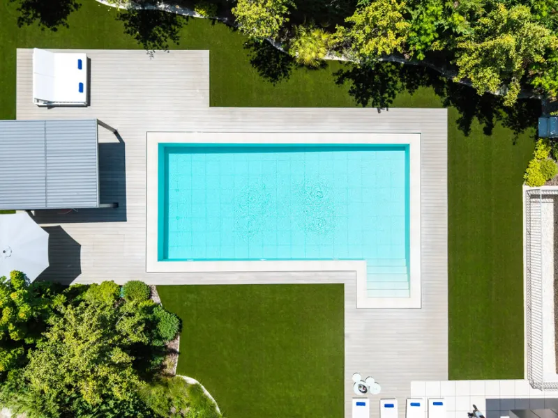 Presenting this modern five bedroom villa on the New Golden Mile, set minutes from the coast and close to Puerto Banús and Marbella. The home has a southeast orientation for natural light and open views, and it offers full privacy. The layout is spacious 