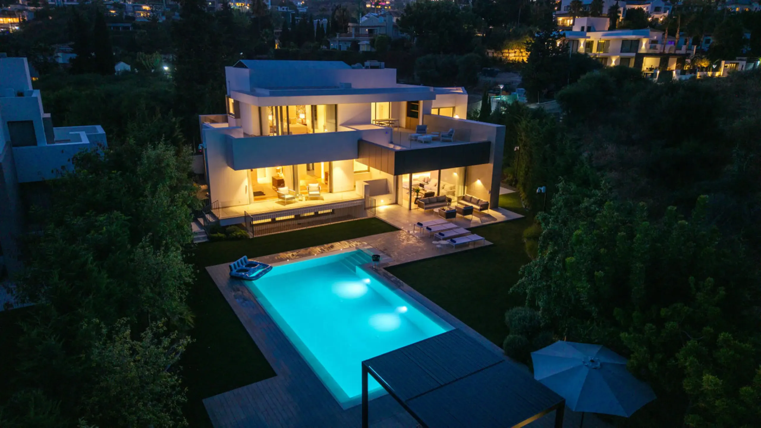 Presenting this modern five bedroom villa on the New Golden Mile, set minutes from the coast and close to Puerto Banús and Marbella. The home has a southeast orientation for natural light and open views, and it offers full privacy. The layout is spacious 