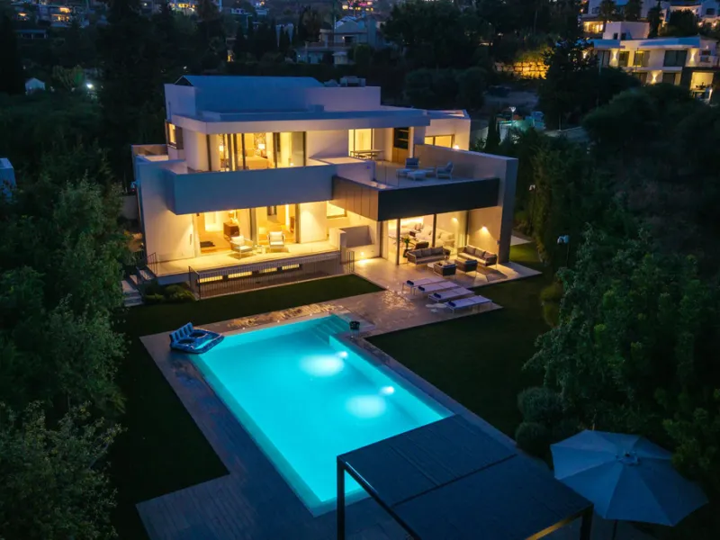 Presenting this modern five bedroom villa on the New Golden Mile, set minutes from the coast and close to Puerto Banús and Marbella. The home has a southeast orientation for natural light and open views, and it offers full privacy. The layout is spacious 