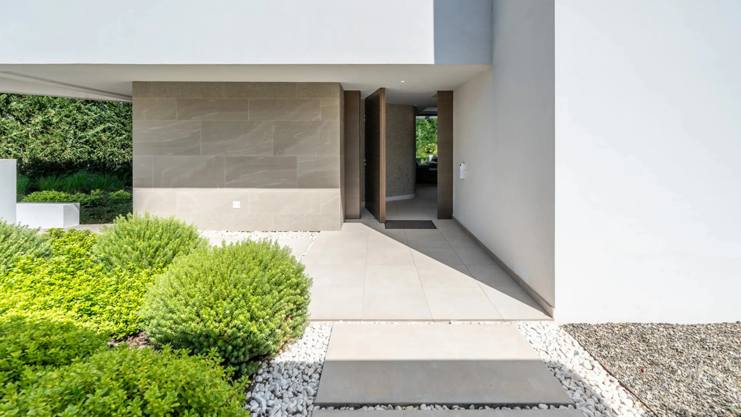 Presenting this modern five bedroom villa on the New Golden Mile, set minutes from the coast and close to Puerto Banús and Marbella. The home has a southeast orientation for natural light and open views, and it offers full privacy. The layout is spacious 