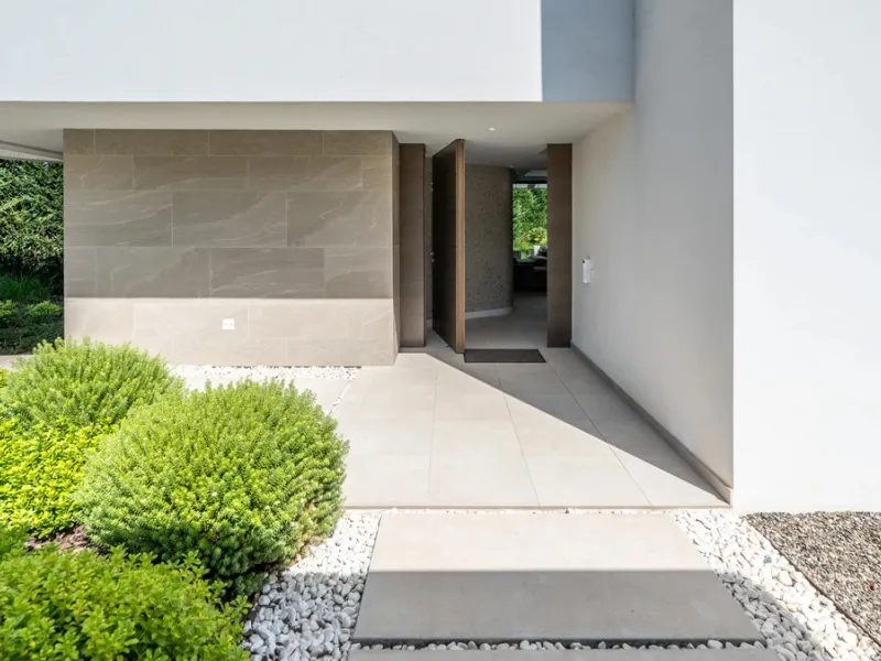 Presenting this modern five bedroom villa on the New Golden Mile, set minutes from the coast and close to Puerto Banús and Marbella. The home has a southeast orientation for natural light and open views, and it offers full privacy. The layout is spacious 