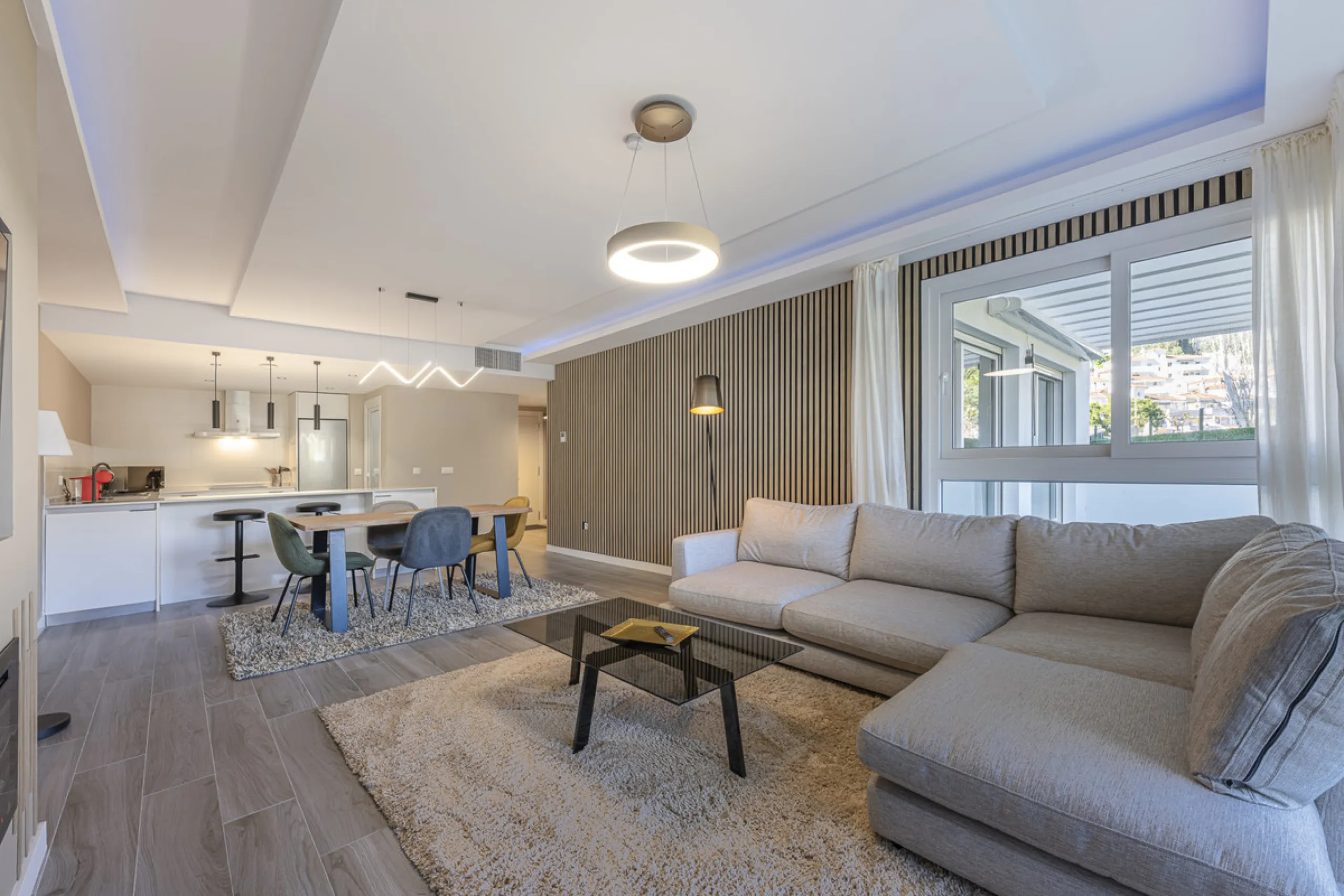 Elegant ground floor apartment with a fantastic 61 m² private garden, located in the modern Riverside residential complex in the prestigious Benahavis area, is ideal place for living or investment. The surrounding area offers playgrounds, padel,football a