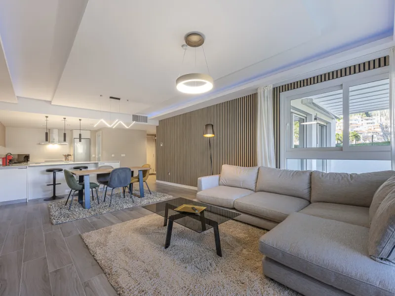 Elegant ground floor apartment with a fantastic 61 m² private garden, located in the modern Riverside residential complex in the prestigious Benahavis area, is ideal place for living or investment. The surrounding area offers playgrounds, padel,football a