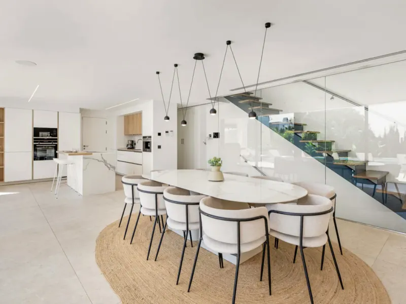 This stunning property is a modern luxury home in Reserva Marbella with open sea views and a bright open-plan design. The ground floor connects the kitchen, dining and living areas in one clean space that leads to a covered terrace, a landscaped garden an