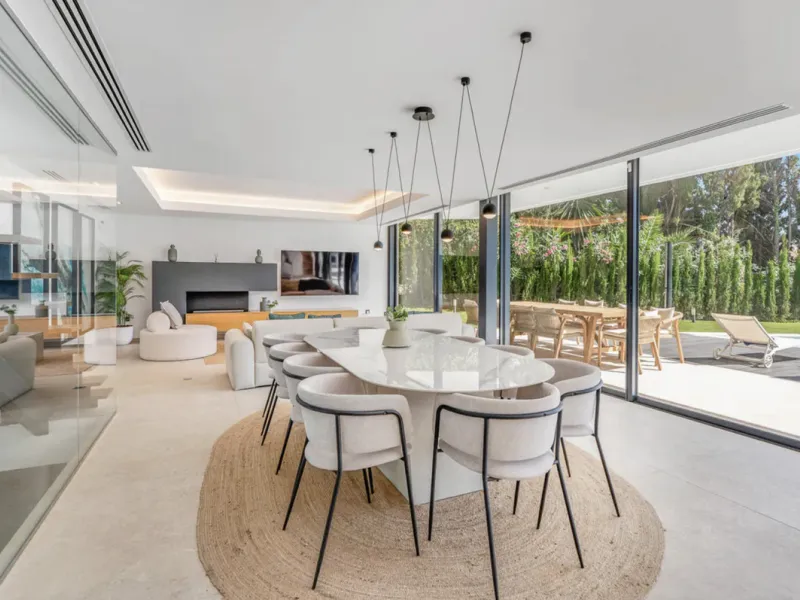 This stunning property is a modern luxury home in Reserva Marbella with open sea views and a bright open-plan design. The ground floor connects the kitchen, dining and living areas in one clean space that leads to a covered terrace, a landscaped garden an