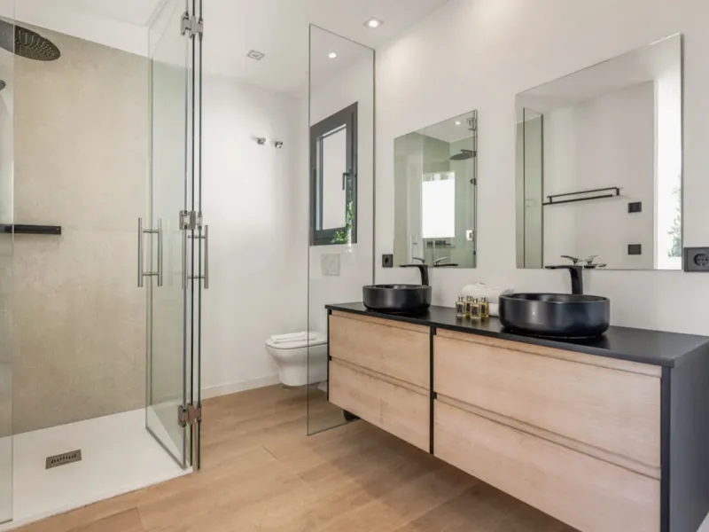 This stunning property is a modern luxury home in Reserva Marbella with open sea views and a bright open-plan design. The ground floor connects the kitchen, dining and living areas in one clean space that leads to a covered terrace, a landscaped garden an