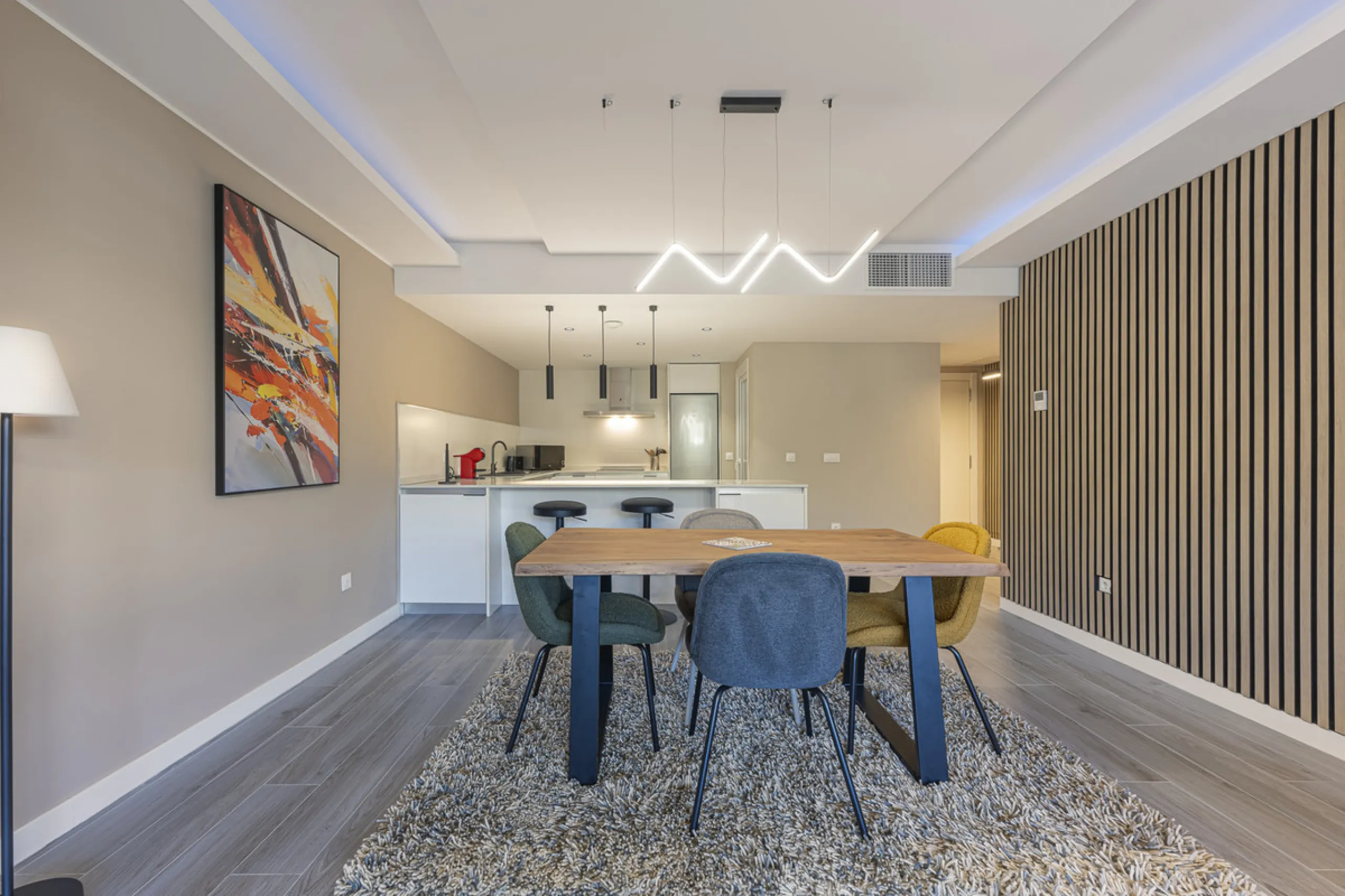 Elegant ground floor apartment with a fantastic 61 m² private garden, located in the modern Riverside residential complex in the prestigious Benahavis area, is ideal place for living or investment. The surrounding area offers playgrounds, padel,football a