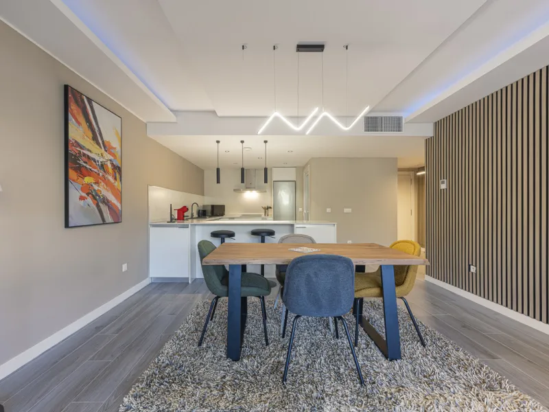 Elegant ground floor apartment with a fantastic 61 m² private garden, located in the modern Riverside residential complex in the prestigious Benahavis area, is ideal place for living or investment. The surrounding area offers playgrounds, padel,football a