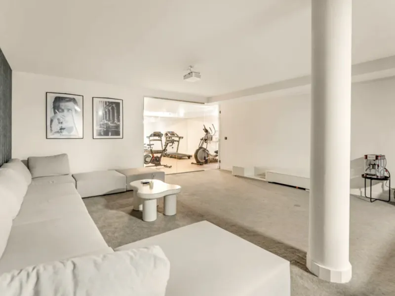 This stunning property is a modern luxury home in Reserva Marbella with open sea views and a bright open-plan design. The ground floor connects the kitchen, dining and living areas in one clean space that leads to a covered terrace, a landscaped garden an