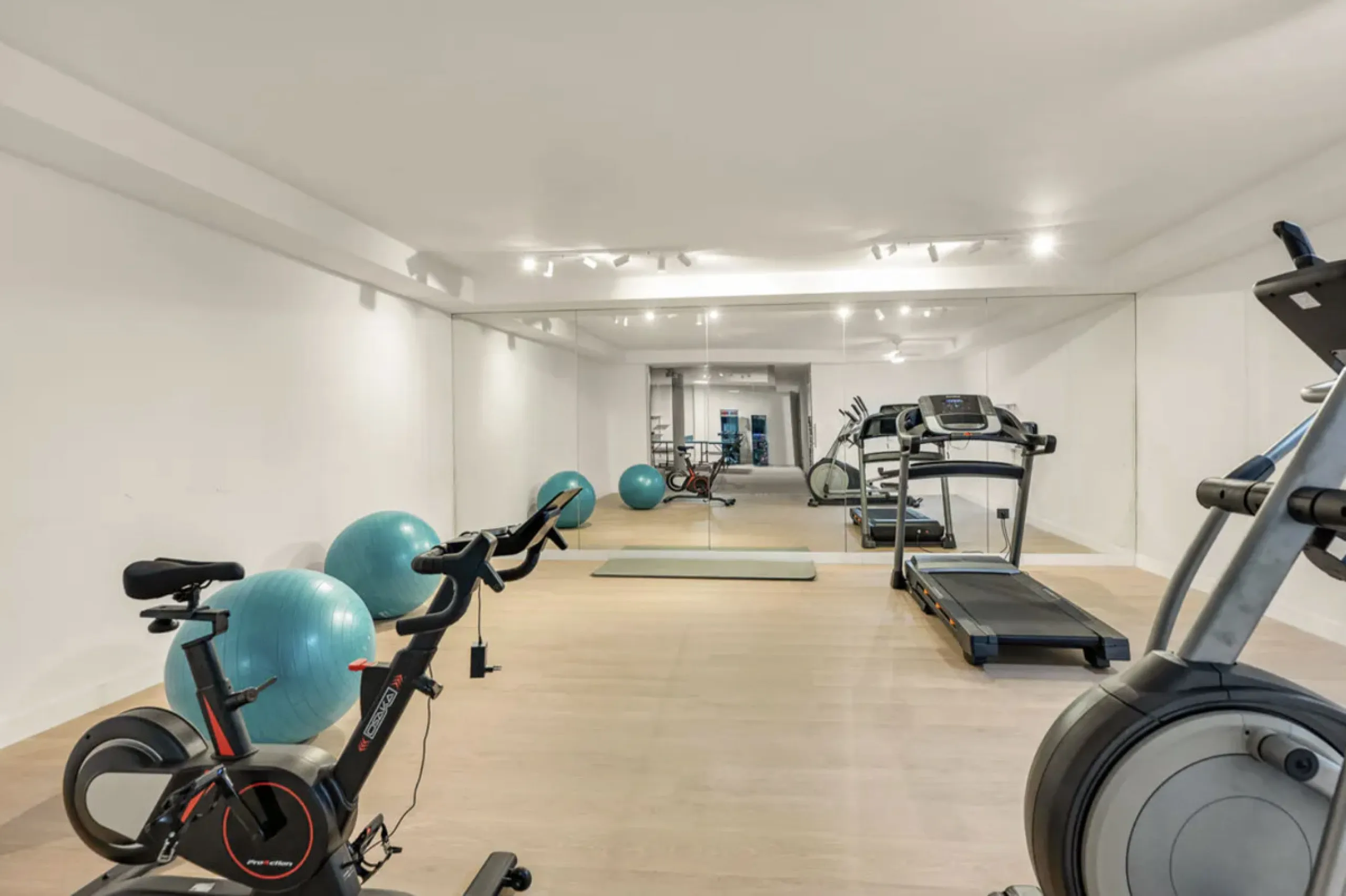 This stunning property is a modern luxury home in Reserva Marbella with open sea views and a bright open-plan design. The ground floor connects the kitchen, dining and living areas in one clean space that leads to a covered terrace, a landscaped garden an