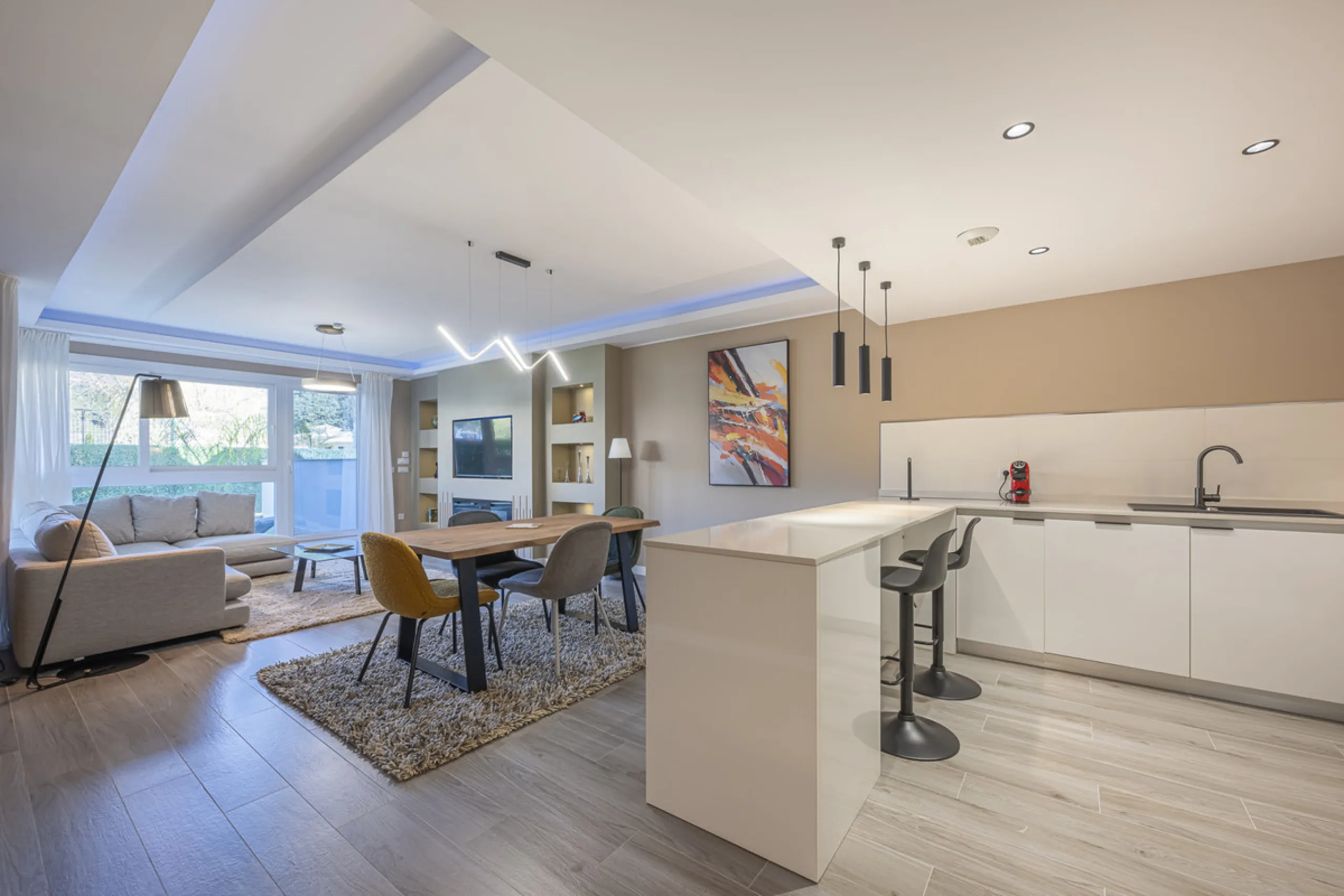 Elegant ground floor apartment with a fantastic 61 m² private garden, located in the modern Riverside residential complex in the prestigious Benahavis area, is ideal place for living or investment. The surrounding area offers playgrounds, padel,football a