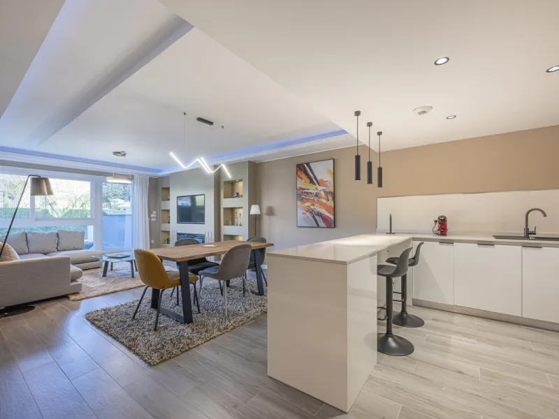 Elegant ground floor apartment with a fantastic 61 m² private garden, located in the modern Riverside residential complex in the prestigious Benahavis area, is ideal place for living or investment. The surrounding area offers playgrounds, padel,football a
