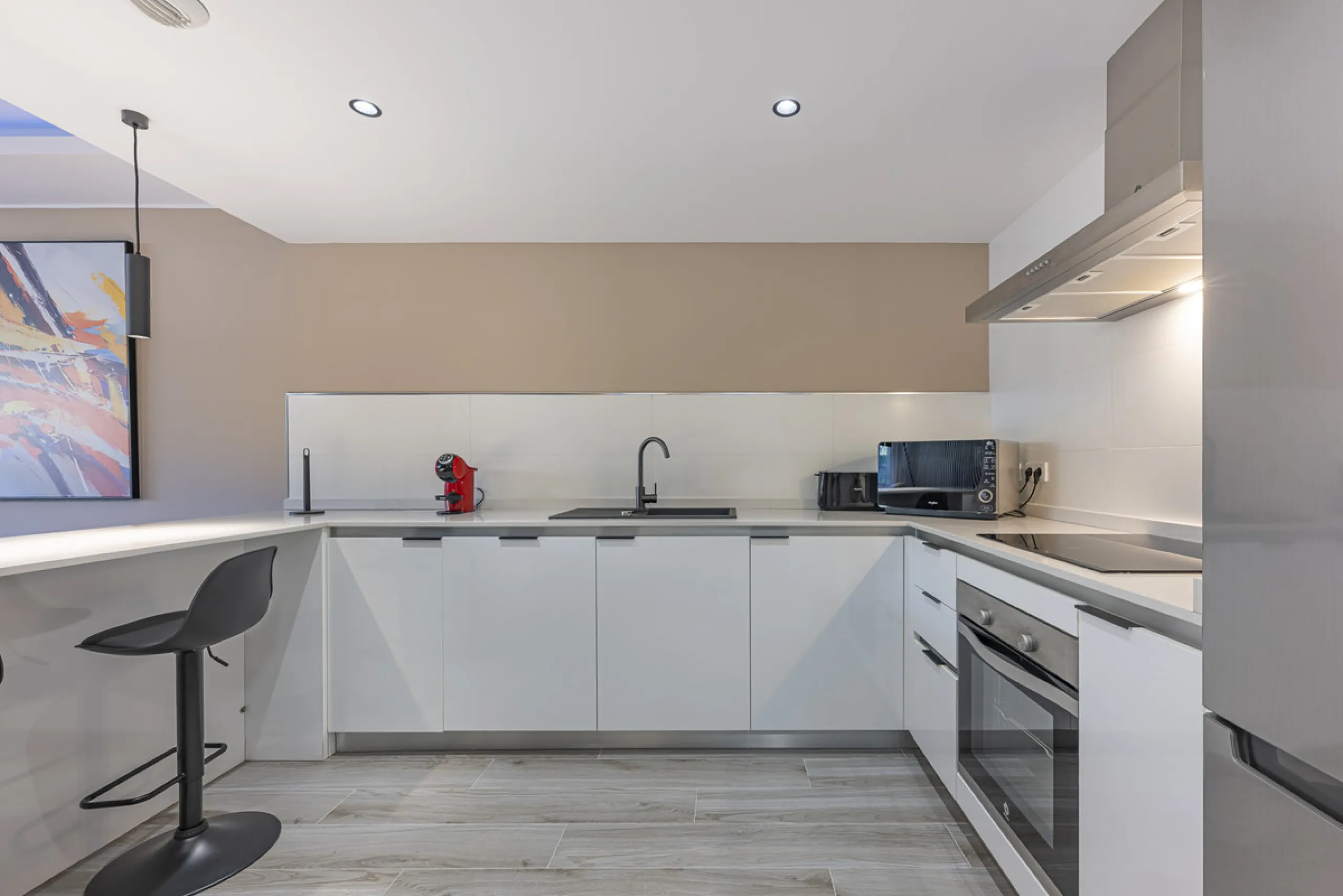 Elegant ground floor apartment with a fantastic 61 m² private garden, located in the modern Riverside residential complex in the prestigious Benahavis area, is ideal place for living or investment. The surrounding area offers playgrounds, padel,football a