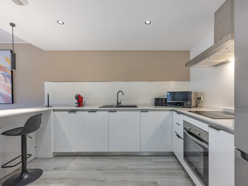 Elegant ground floor apartment with a fantastic 61 m² private garden, located in the modern Riverside residential complex in the prestigious Benahavis area, is ideal place for living or investment. The surrounding area offers playgrounds, padel,football a