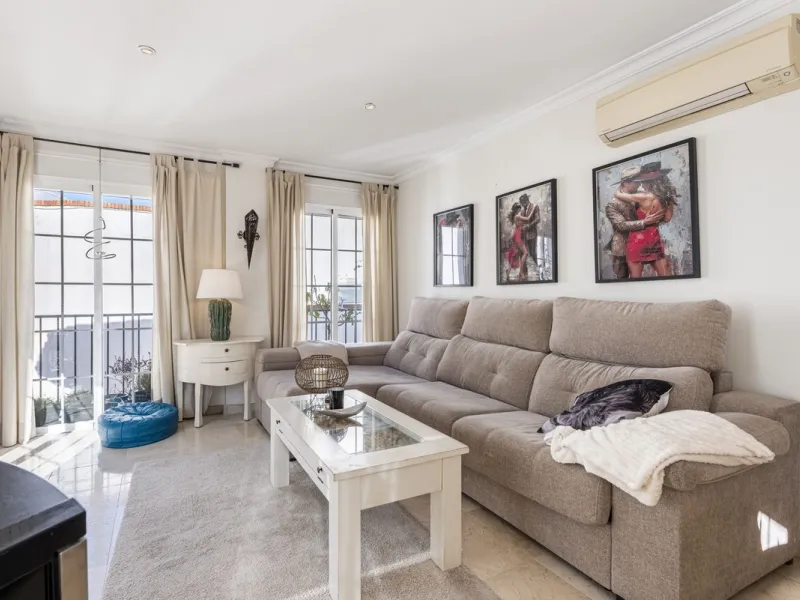This unique duplex penthouse is located in the heart of San Pedro de Alcántara, where the town's charm, vibrant atmosphere, and close proximity to restaurants, cafés, and shops meet a home filled with light and space. On the lower floor, daylight flows in