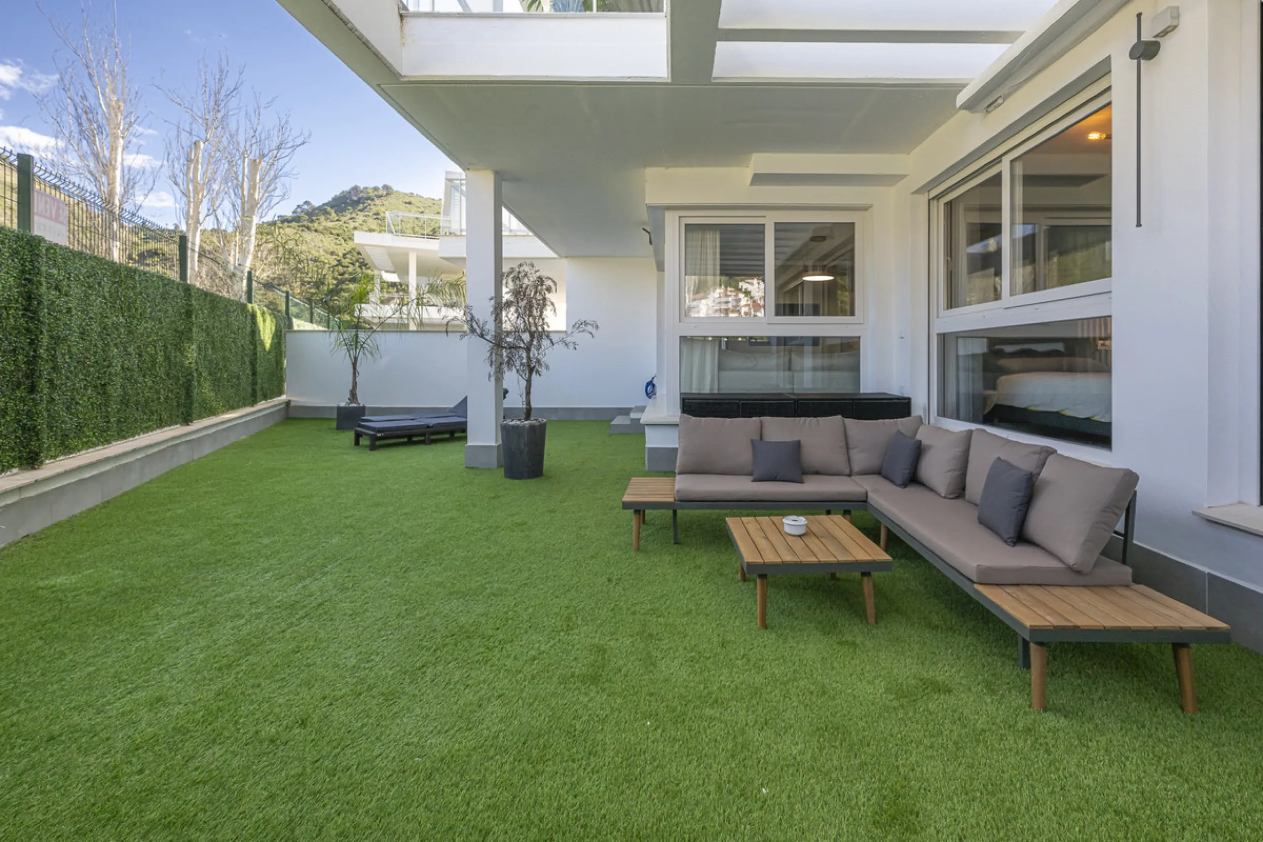Elegant ground floor apartment with a fantastic 61 m² private garden, located in the modern Riverside residential complex in the prestigious Benahavis area, is ideal place for living or investment. The surrounding area offers playgrounds, padel,football a