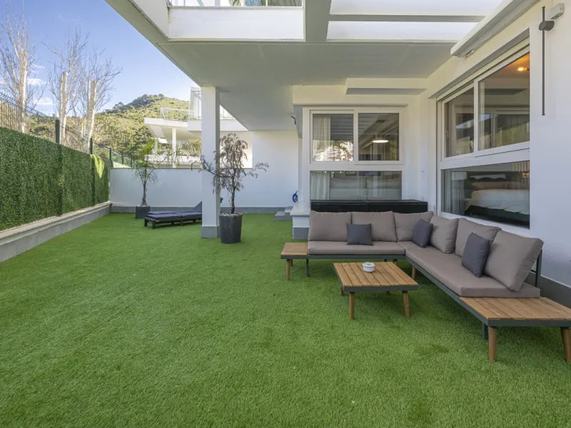Elegant ground floor apartment with a fantastic 61 m² private garden, located in the modern Riverside residential complex in the prestigious Benahavis area, is ideal place for living or investment. The surrounding area offers playgrounds, padel,football a