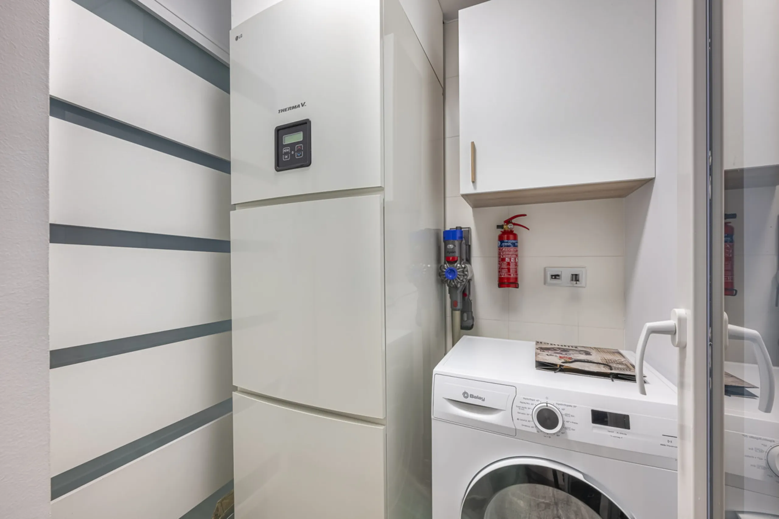 Elegant ground floor apartment with a fantastic 61 m² private garden, located in the modern Riverside residential complex in the prestigious Benahavis area, is ideal place for living or investment. The surrounding area offers playgrounds, padel,football a