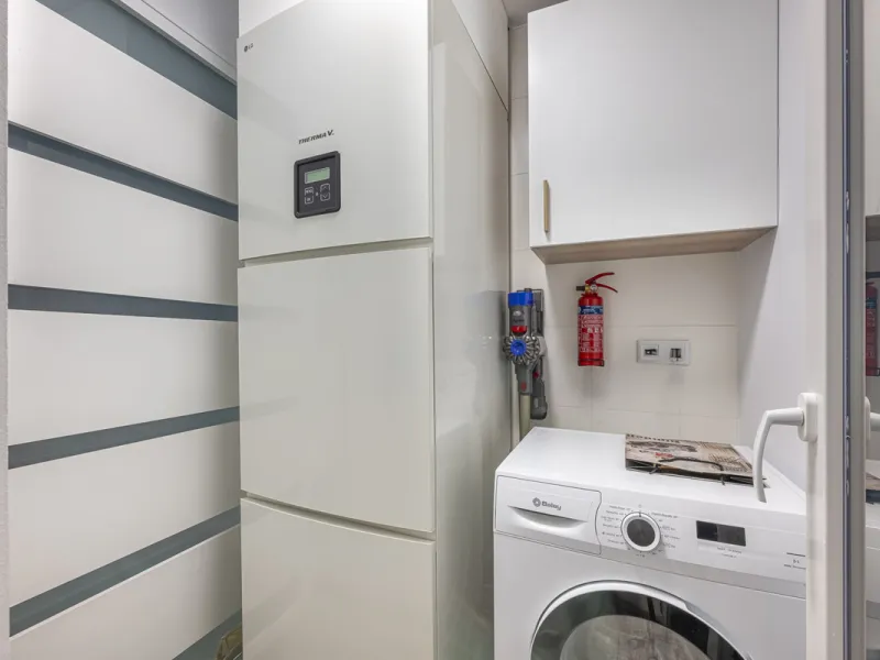 Elegant ground floor apartment with a fantastic 61 m² private garden, located in the modern Riverside residential complex in the prestigious Benahavis area, is ideal place for living or investment. The surrounding area offers playgrounds, padel,football a