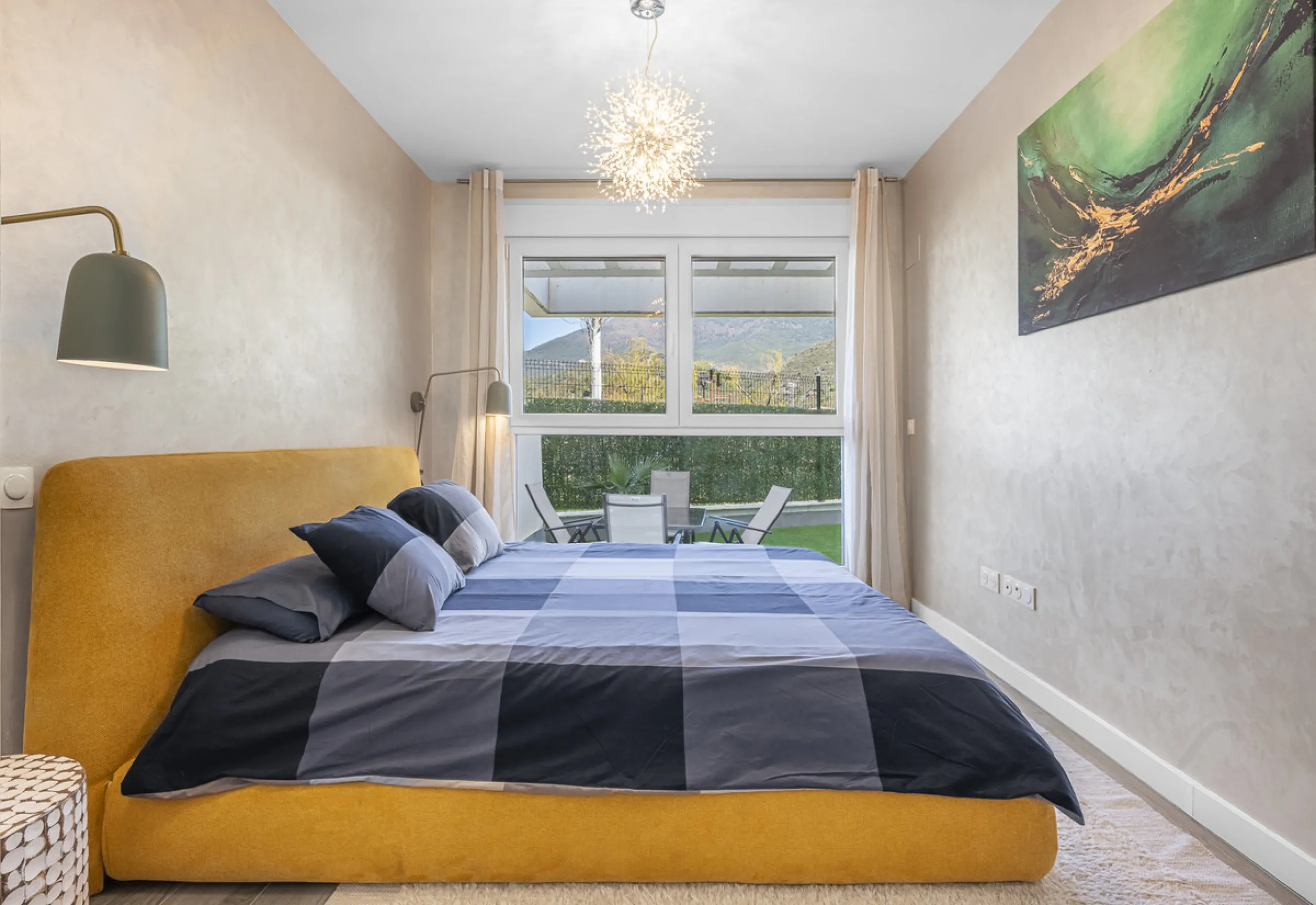 Elegant ground floor apartment with a fantastic 61 m² private garden, located in the modern Riverside residential complex in the prestigious Benahavis area, is ideal place for living or investment. The surrounding area offers playgrounds, padel,football a