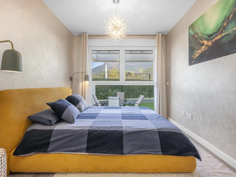 Elegant ground floor apartment with a fantastic 61 m² private garden, located in the modern Riverside residential complex in the prestigious Benahavis area, is ideal place for living or investment. The surrounding area offers playgrounds, padel,football a