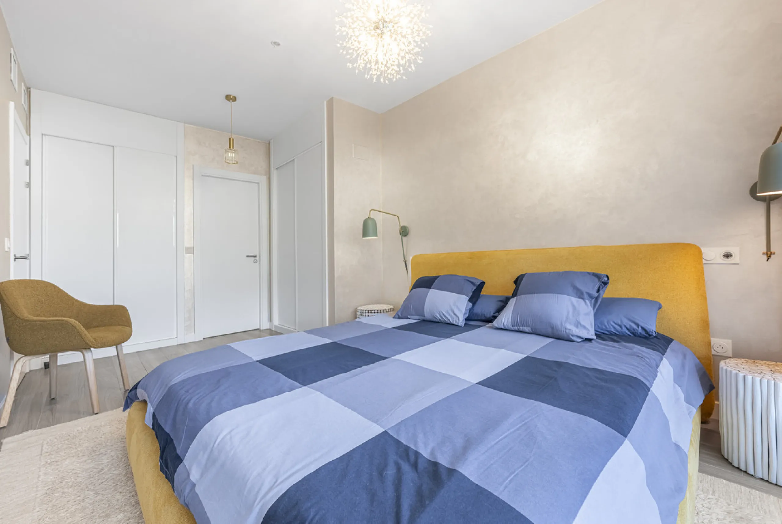 Elegant ground floor apartment with a fantastic 61 m² private garden, located in the modern Riverside residential complex in the prestigious Benahavis area, is ideal place for living or investment. The surrounding area offers playgrounds, padel,football a