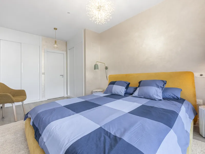 Elegant ground floor apartment with a fantastic 61 m² private garden, located in the modern Riverside residential complex in the prestigious Benahavis area, is ideal place for living or investment. The surrounding area offers playgrounds, padel,football a