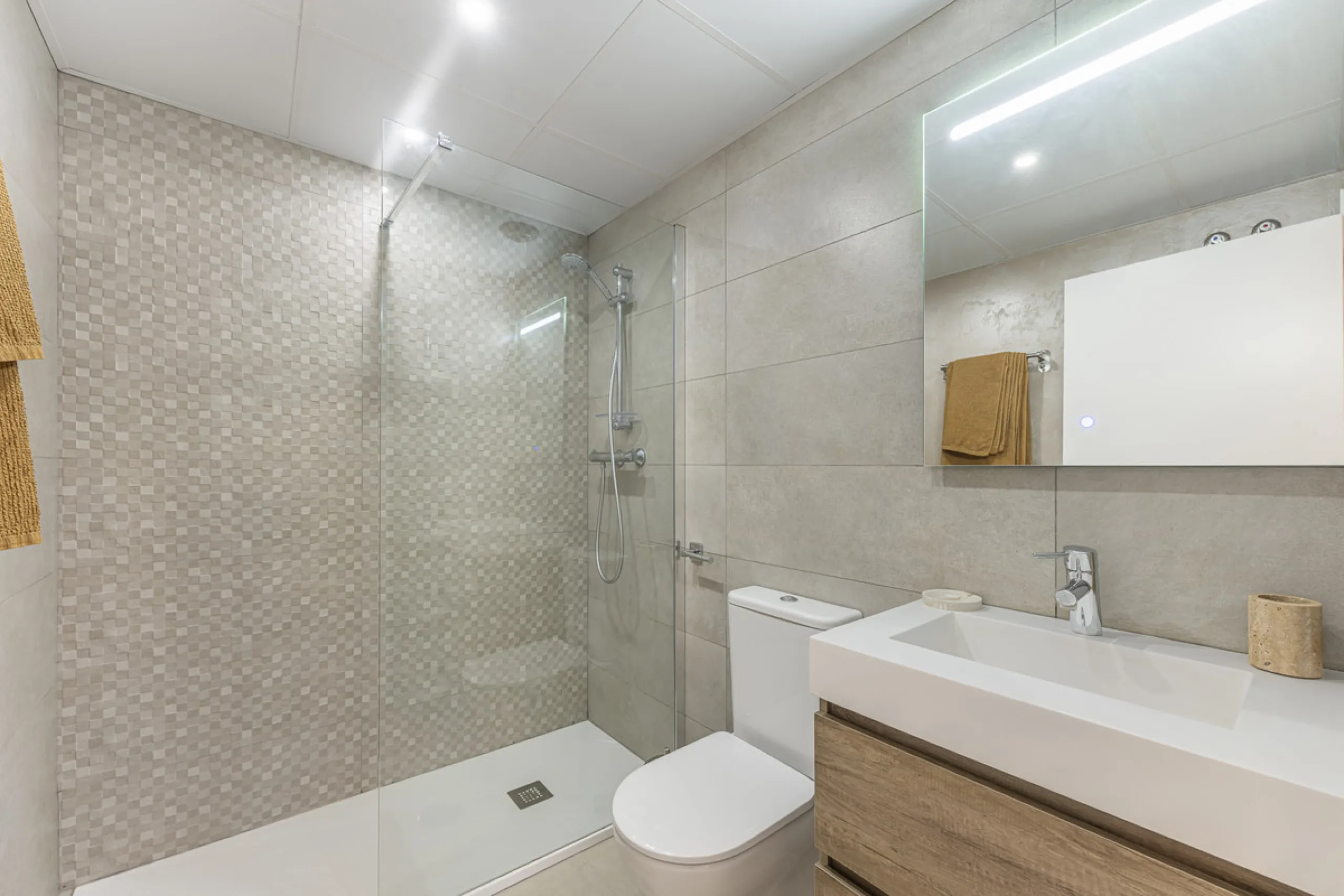Elegant ground floor apartment with a fantastic 61 m² private garden, located in the modern Riverside residential complex in the prestigious Benahavis area, is ideal place for living or investment. The surrounding area offers playgrounds, padel,football a