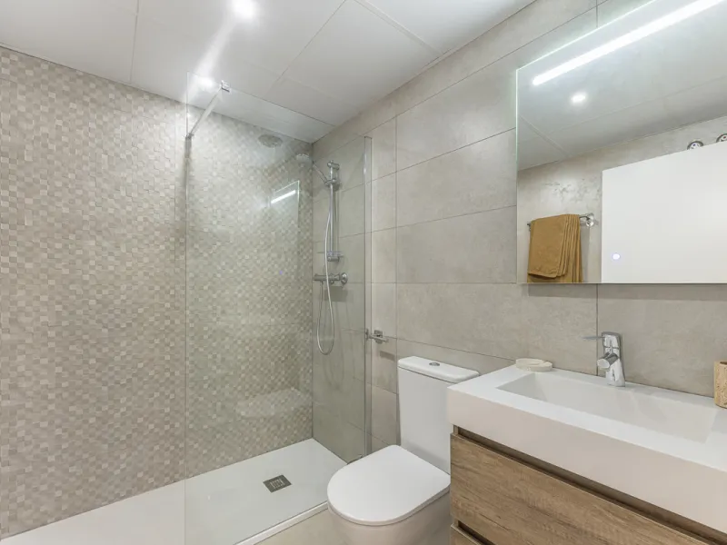 Elegant ground floor apartment with a fantastic 61 m² private garden, located in the modern Riverside residential complex in the prestigious Benahavis area, is ideal place for living or investment. The surrounding area offers playgrounds, padel,football a