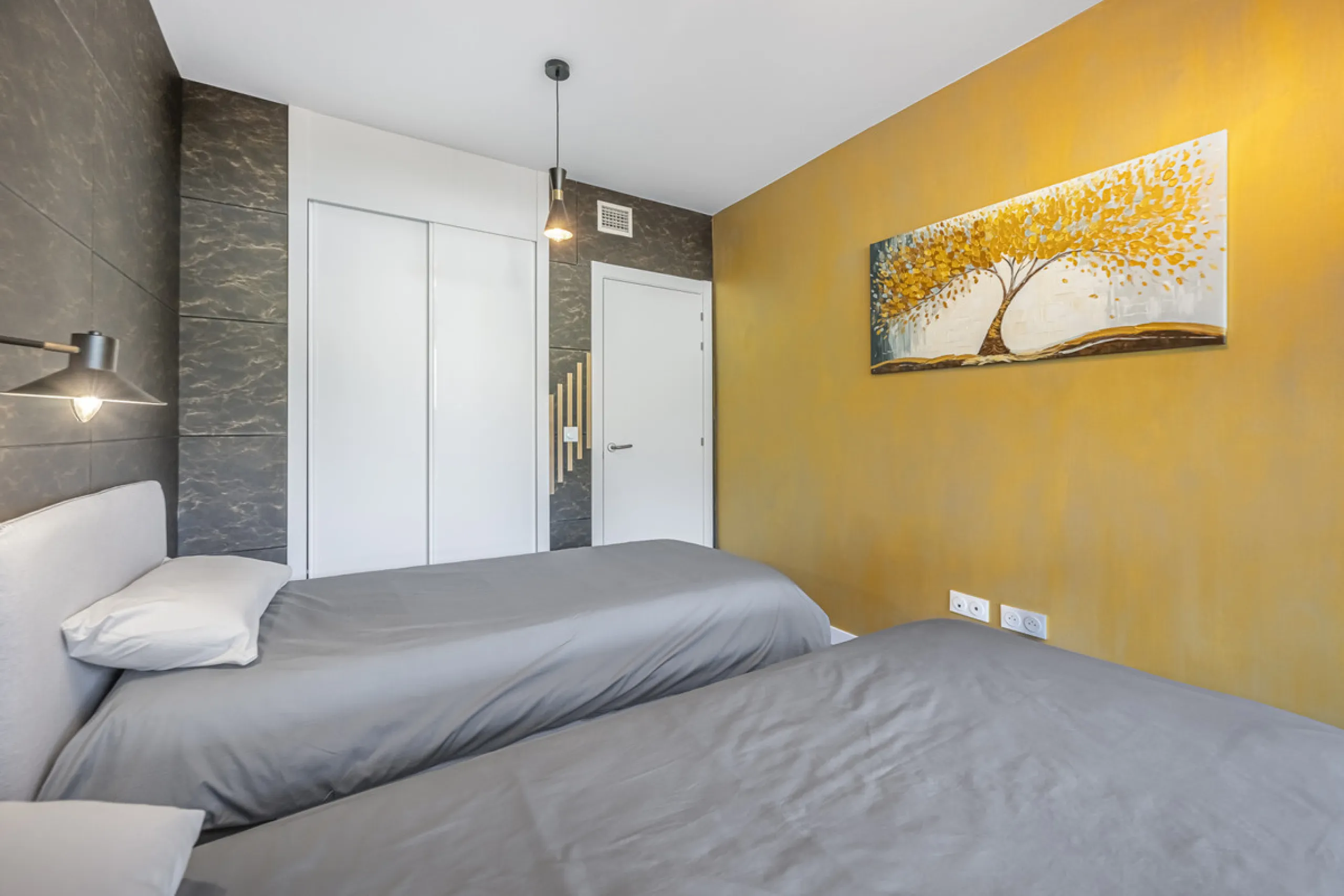 Elegant ground floor apartment with a fantastic 61 m² private garden, located in the modern Riverside residential complex in the prestigious Benahavis area, is ideal place for living or investment. The surrounding area offers playgrounds, padel,football a