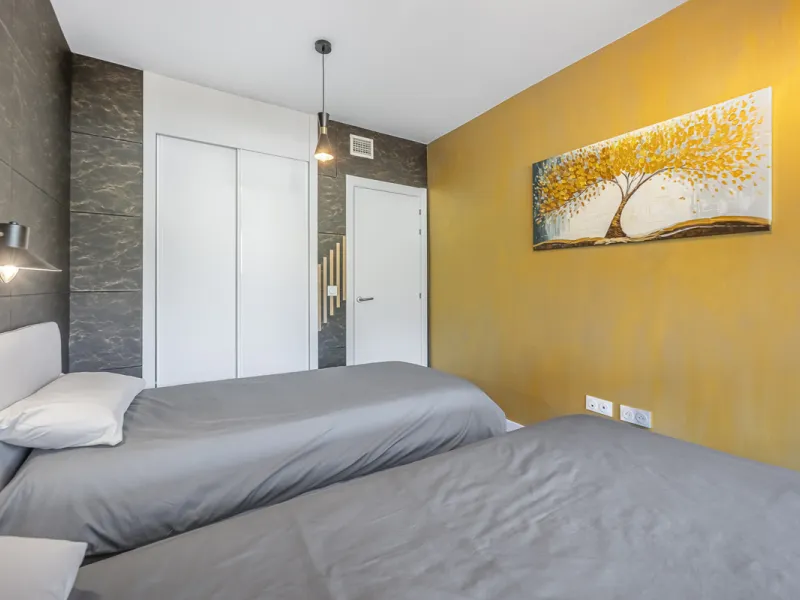 Elegant ground floor apartment with a fantastic 61 m² private garden, located in the modern Riverside residential complex in the prestigious Benahavis area, is ideal place for living or investment. The surrounding area offers playgrounds, padel,football a