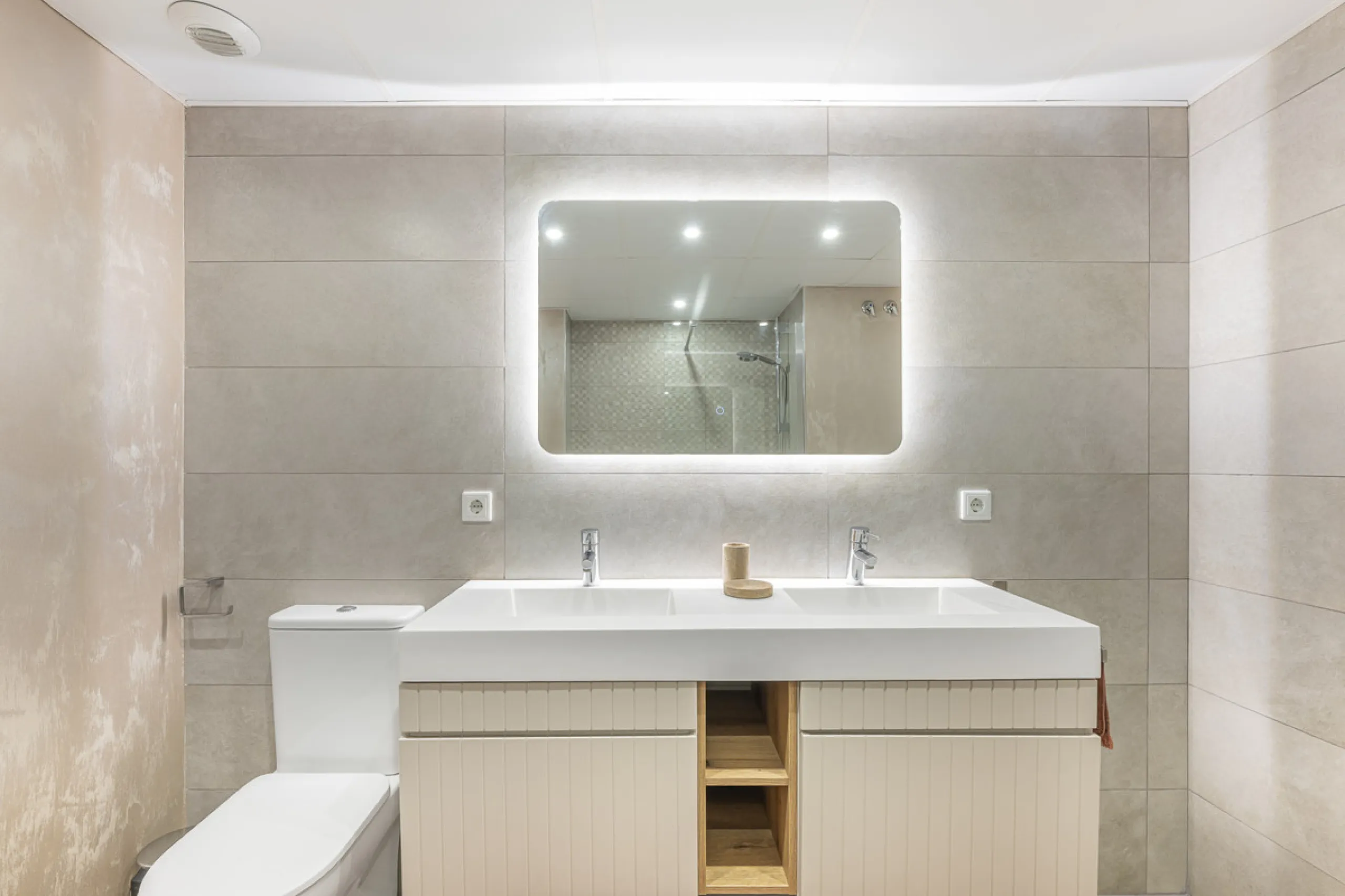 Elegant ground floor apartment with a fantastic 61 m² private garden, located in the modern Riverside residential complex in the prestigious Benahavis area, is ideal place for living or investment. The surrounding area offers playgrounds, padel,football a