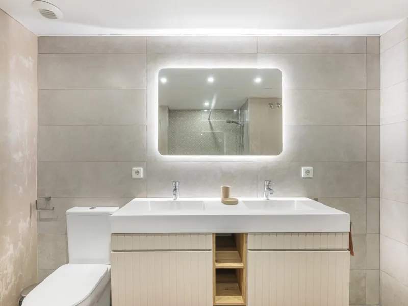 Elegant ground floor apartment with a fantastic 61 m² private garden, located in the modern Riverside residential complex in the prestigious Benahavis area, is ideal place for living or investment. The surrounding area offers playgrounds, padel,football a