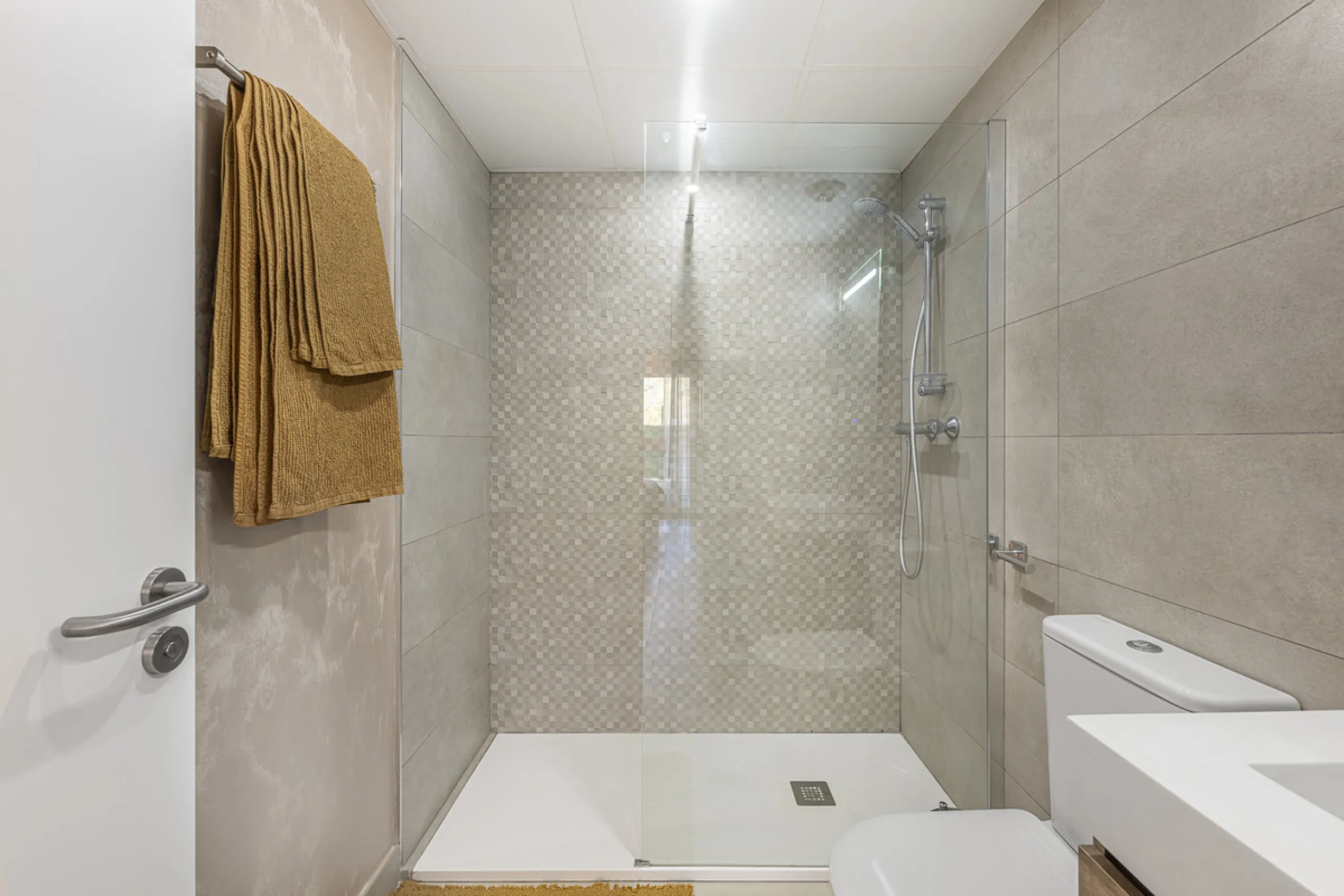 Elegant ground floor apartment with a fantastic 61 m² private garden, located in the modern Riverside residential complex in the prestigious Benahavis area, is ideal place for living or investment. The surrounding area offers playgrounds, padel,football a