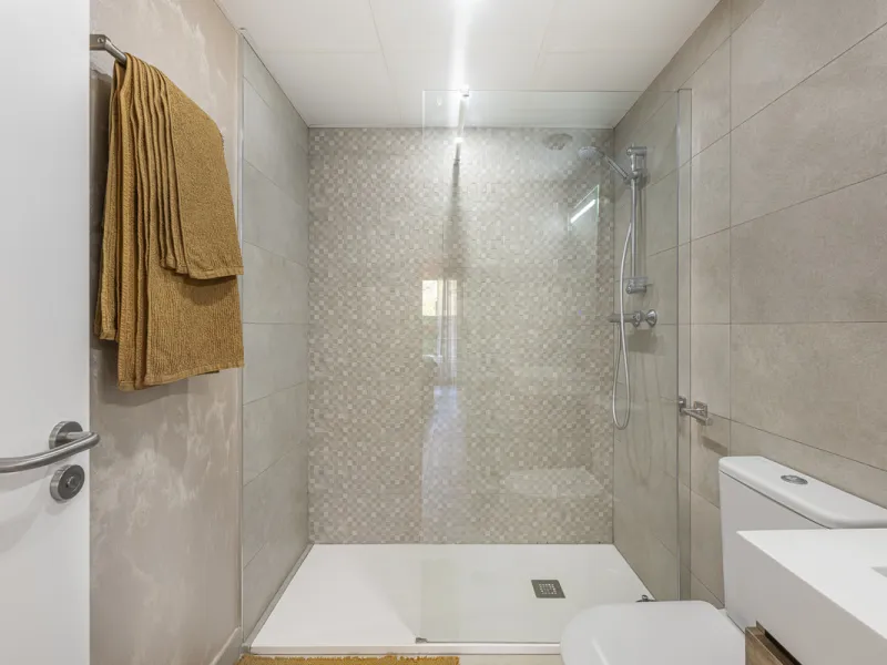 Elegant ground floor apartment with a fantastic 61 m² private garden, located in the modern Riverside residential complex in the prestigious Benahavis area, is ideal place for living or investment. The surrounding area offers playgrounds, padel,football a