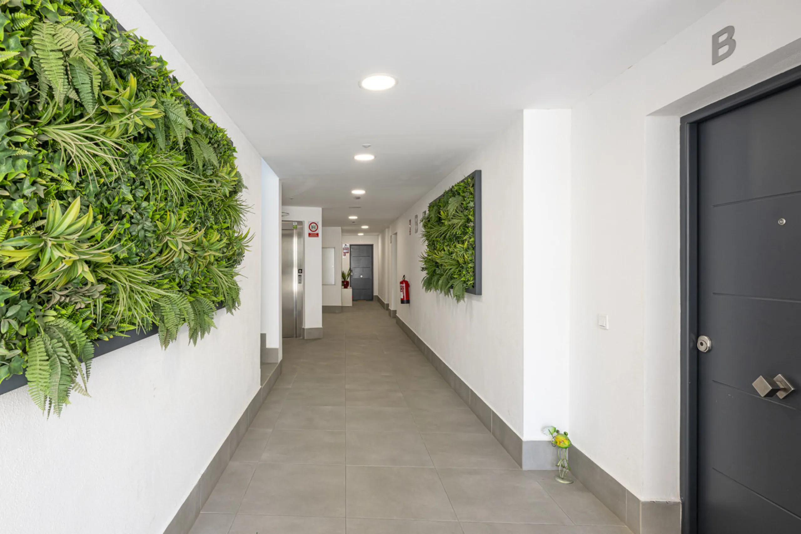 Elegant ground floor apartment with a fantastic 61 m² private garden, located in the modern Riverside residential complex in the prestigious Benahavis area, is ideal place for living or investment. The surrounding area offers playgrounds, padel,football a