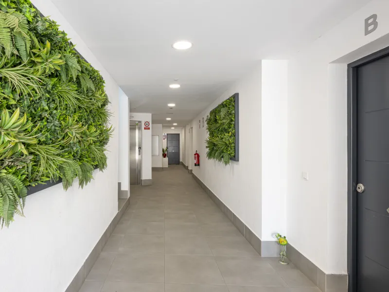 Elegant ground floor apartment with a fantastic 61 m² private garden, located in the modern Riverside residential complex in the prestigious Benahavis area, is ideal place for living or investment. The surrounding area offers playgrounds, padel,football a