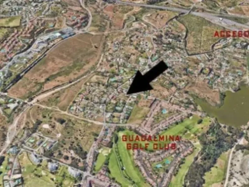 Unique urban plot, located in one of the most sought-after residential locations in Marbella and the Costa del Sol, Valle del Sol, next to Guadalmina, five minutes from Puerto Banús, surrounded by high-end villas, golf courses, shopping centers and school