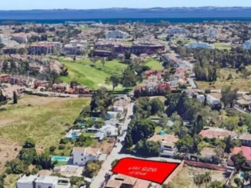 Unique urban plot, located in one of the most sought-after residential locations in Marbella and the Costa del Sol, Valle del Sol, next to Guadalmina, five minutes from Puerto Banús, surrounded by high-end villas, golf courses, shopping centers and school