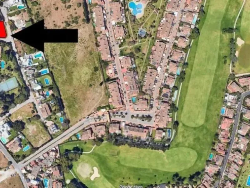 Unique urban plot, located in one of the most sought-after residential locations in Marbella and the Costa del Sol, Valle del Sol, next to Guadalmina, five minutes from Puerto Banús, surrounded by high-end villas, golf courses, shopping centers and school