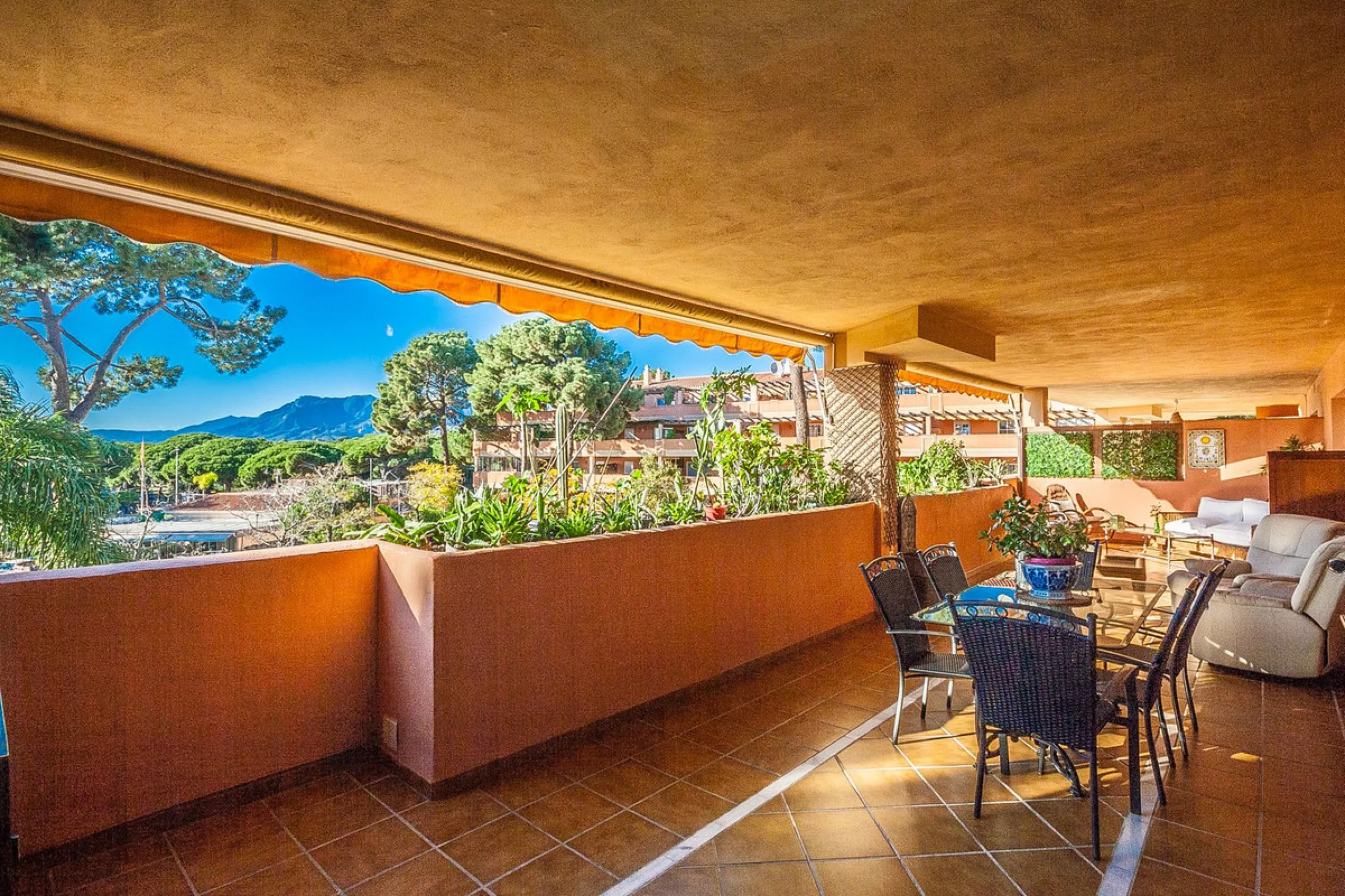 Apartment - Middle Floor Apartment в продаже в Marbella, Málaga. В доме 2 спален и 2 ванных комнат. Площадь дома 156 м²