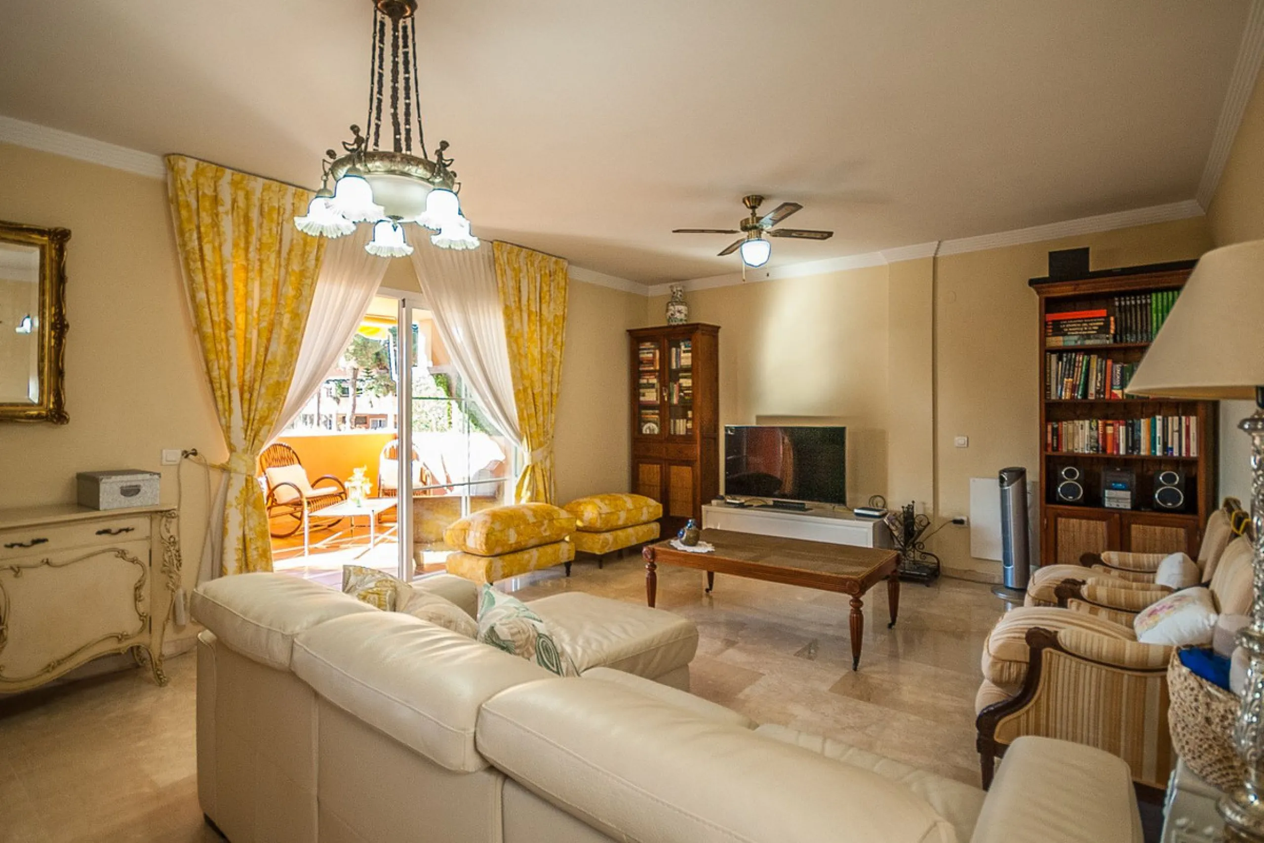 Apartment - Middle Floor Apartment в продаже в Marbella, Málaga. В доме 2 спален и 2 ванных комнат. Площадь дома 156 м²